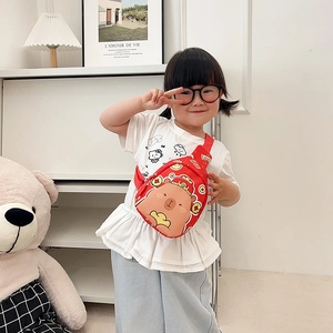 Rote Kinder Capybara Brusttasche mit chinesischem Gott des Glücks Hut Design