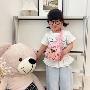 Rosa Kinder-Brusttasche mit Capybara-Cartoon-Motiv und verstellbarem Schultergurt