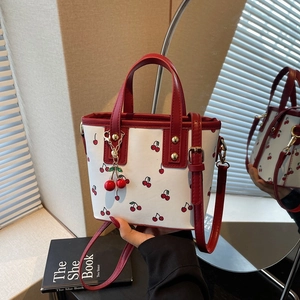 Mode Femmes Sac Seau Imprimé Cerise Doux Sac à Main en Cuir PU Avec Bandoulière Réglable Et Pendentif Cerise Pour Le Quotidien