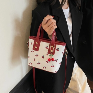 Sac fourre-tout blanc à motif cerises avec anses rouges et charm cerise assorti