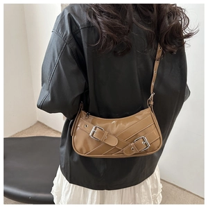 Détail du sac bandoulière vintage marron avec boucles argentées et esthétique Y2K