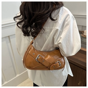 Vue arrière du mannequin portant un sac demi-lune marron avec boucles métalliques