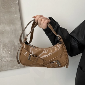 Sac sous le bras marron en forme de lune en cuir PU brillant avec boucles de ceinture