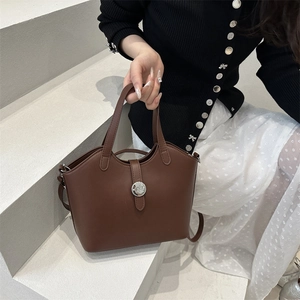 Strukturierte dunkelbraune Vintage-Eimertasche mit minimalistischem Silberverschluss