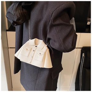 Dettaglio della borsa a tracolla creativa a forma di camicia con risvolti e catena