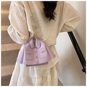 Dettaglio di una borsa a tracolla color lavanda a forma di camicia indossata da una modella