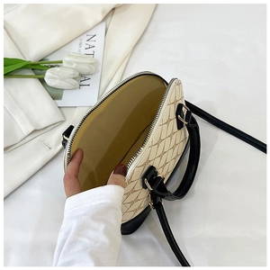 Détail de l'intérieur du sac coquille imprimé avec surpiqûres et bandoulière en cuir