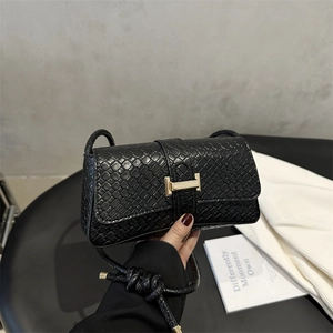 Bolso pequeño cuadrado negro con textura trenzada y elegante cierre en H dorado metálico