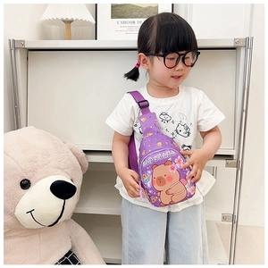 Détail du sac de poitrine violet pour enfants avec imprimé capybara et sangle en nylon