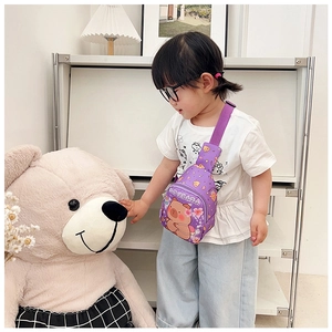 Vue détaillée du sac de poitrine violet pour enfants avec dessin de capybara mignon