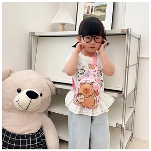 Vue détaillée du sac de poitrine rose pour enfant avec motifs d'ours et sangle réglable