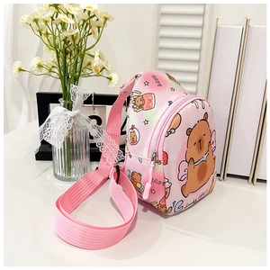 Détail du sac de poitrine rose capybara avec bandoulière réglable et imprimés