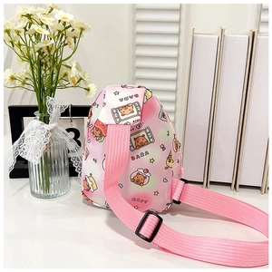 Détail du mini sac capybara rose avec bandoulière réglable et fermeture éclair fluide