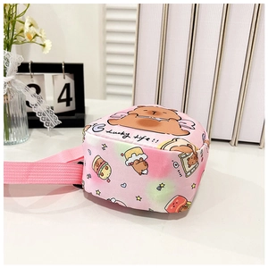 Détail du petit sac bandoulière en peluche rose avec motifs capybara pour enfants