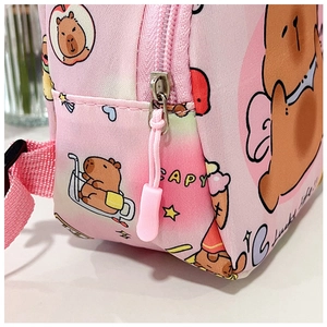 Détail de la fermeture éclair et texture canvas sur le sac Capybara rose pour enfant