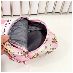 Vue détaillée du sac rose pour enfant montrant la doublure intérieure grise et le zip
