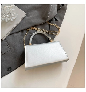 Pochette de soirée argentée avec design en V, poignée chic et bandoulière en chaîne fine