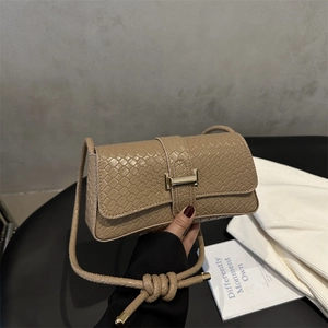 Bolso bandolera tejido minimalista en color marrón claro con hebilla dorada para mujer