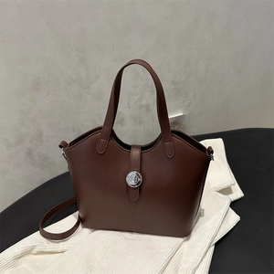 Vintage dunkelbraune Leder-Beuteltasche mit silberner Logo-Schnalle und Schultergurt