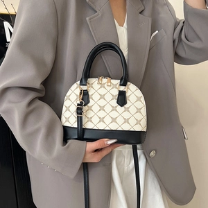Sac à main élégant en forme de coquillage beige et noir avec motifs dorés géométriques
