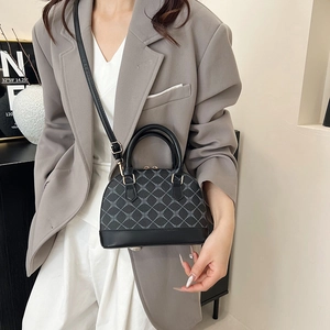 Sac à main noir à imprimé géométrique avec détails dorés et bandoulière pour femmes