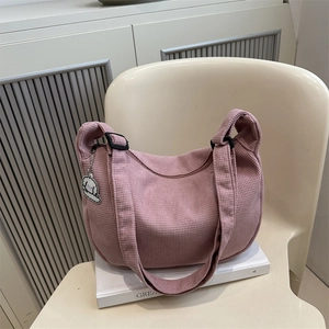 Borsa a tracolla rosa da donna con trama a nido d'ape e ciondolo a forma di animale