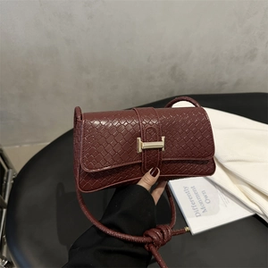 Bolso bordeaux de hombro con textura tejida y hebilla dorada en forma de H elegante
