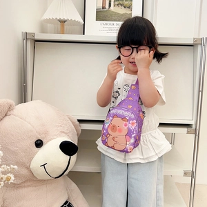 Sac de poitrine violet mignon pour enfants avec motif Capybara et bandoulière réglable