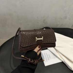 Bolso bandolera pequeño marrón oscuro con textura trenzada y cierre magnético dorado chic