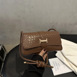 Bolso marrón con textura de cocodrilo, cierre H dorado y correa tejida elegante