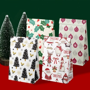 Sachets cadeaux de Noël en papier avec motifs sapin et houx sur fond de fête coloré