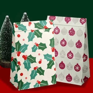 Sacs cadeaux de Noël en papier avec motifs de houx et d'ornements pour les fêtes de fin d'année