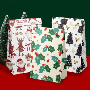 Sacs cadeaux de Noël en papier avec motifs de Père Noël et texte Merry Christmas
