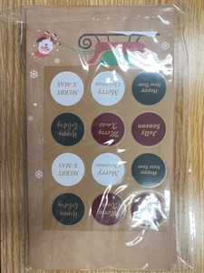 Vue détaillée de 12 autocollants de Noël sur papier kraft avec texte Merry Christmas