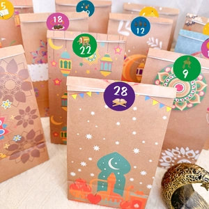 Dettaglio sacchetti regalo in carta kraft Ramadan con motivi luna e adesivi numerici