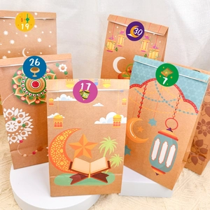 Dettagli dei sacchetti regalo Eid Ramadan in carta kraft con luna e stelle