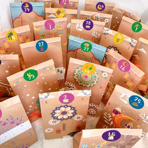 Dettaglio dei sacchetti regalo in carta kraft per Ramadan con motivi lunari e adesivi