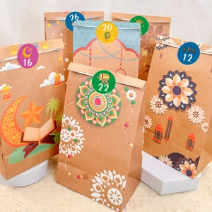 Sacchetti regalo Eid in carta kraft con motivi di luna e stelle e adesivi numerici