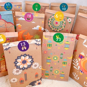 Dettaglio di sacchetti regalo in carta kraft per Ramadan con motivi luna e adesivi
