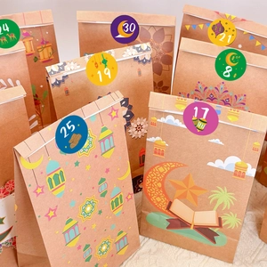Sacchetti regalo Ramadan in kraft con motivi stella, luna, moschea e adesivi numerati