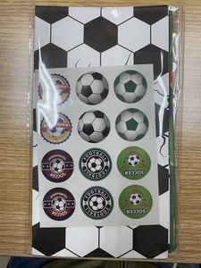 Detail von runden Fußball-Aufklebern in Klarsichtverpackung auf Holzoberfläche