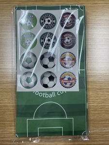 Detail der Fußball-Geschenktüte mit Spielfeldmuster und Motiv-Aufklebern
