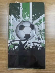 Detail von Fußball-Geschenktüten mit grünen Streifen und Fußballmotiven