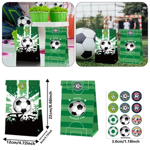 Detailansicht der Fußball-Geschenktüten mit Aufklebern und Maßen 22x12x8cm
