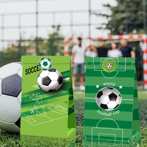 Fußball Papier Geschenktüten für Sportpartys auf einem grünen Rasenplatz präsentiert