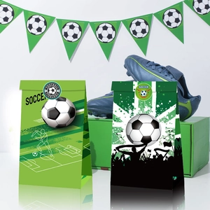 Fußball Geschenktüten aus Kraftpapier mit Spieler-Silhouetten und Stadion-Motiven