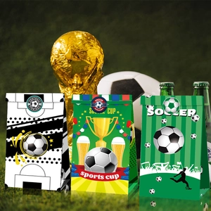Sachets cadeaux en papier kraft sur le thème du football avec motifs stade et trophée