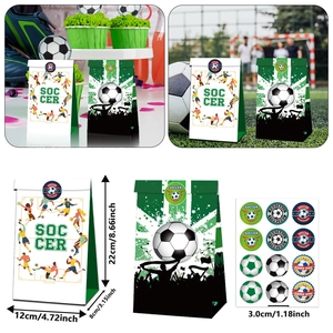 Nahaufnahme von Fußball-Geschenktüten mit Spieler-Illustrationen und Verschlussaufklebern