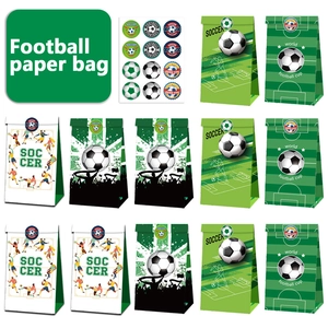 Detailansicht von Fußball-Geschenktüten aus Kraftpapier mit Stadionmustern und Aufklebern