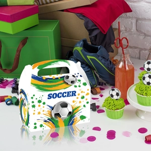 Gros plan d'une boîte cadeau thème football avec des motifs sportifs pour fêtes d'enfants